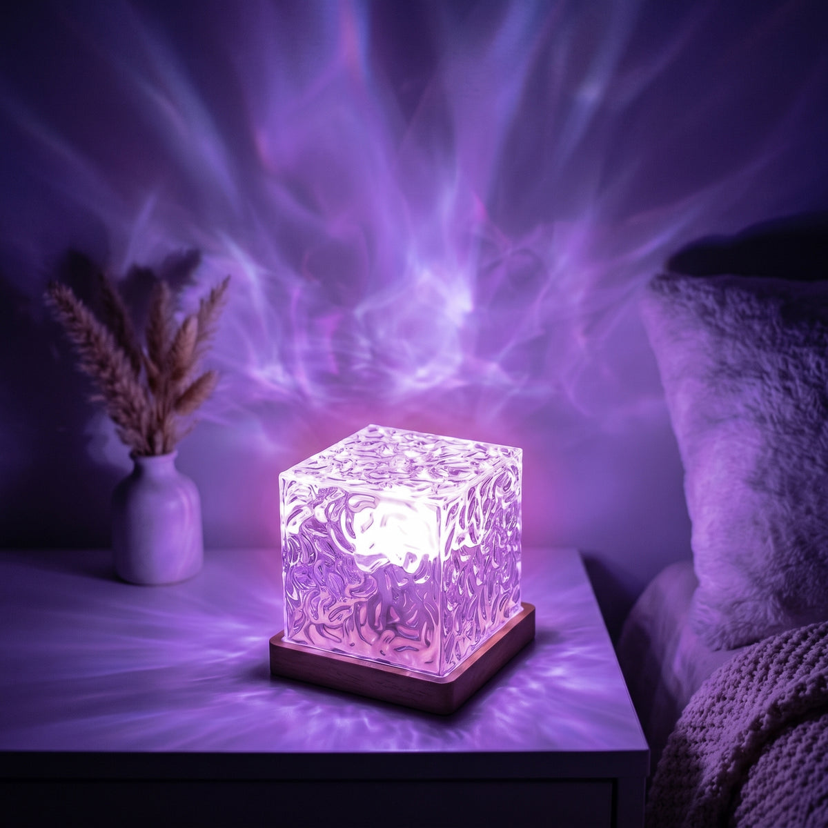 Lampka Lumo Wave w kolorze fioletowym na szafce nocnej